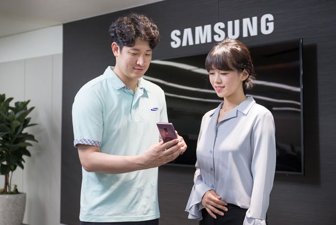 고객의 가정에 방문해서 TV를 점검한 후 친절하게 설명을 해주고 있는 모습