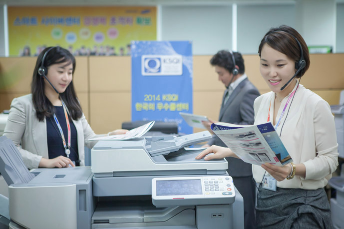 고개과 동일한 사용 환경에서 상담원이 제품을 직접 보면서 상담을 진행하고 있는 임직원