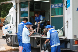 경북 봉화 수해지역서 고객사랑 실천 중인 직원모습