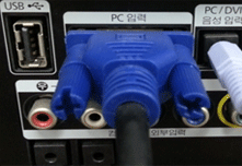 3. TV 뒷면에 PC 입력 단자와 PC/ DVI 음성 입력단자에 음성케이블 연결