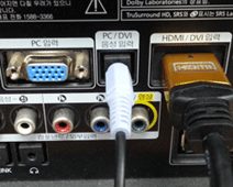 3. TV뒷면에 HDMI 와 PC/ DVI 음성 입력단자에 음성케이블 연결