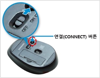 무선 마우스 전원 스위치를 on로 위치시키고 connect 버튼 3초정도 누르기