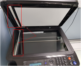 스캔 덮개 열어서 상판 좌측에 있는 흰색 부위와 아래쪽 넓은 평판유리면 왼쪽에 있는 좁은 유리면을 물티슈를 이용해서 깨끗하게 닦아줍니다.