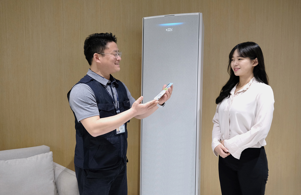 삼삼성전자서비스엔지니어가 에어컨 자가점검방법을 설명하는 모습