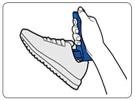  슈드레서 다양한 기능에 대한 슈트리 사용 방법 케어할 신발을 바닥에 놓고 슈트리를 신발 입구에 넣어주는 이미지