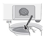 세탁기 문 (도어) 안 열리는 증상  시  배수필터 청소 경우 호스 끝의 마개를 뽑으면 물이 흘러 나옵니다.