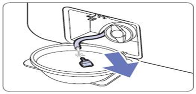 세탁기 문이 안열리는 증상에 대한  잔수 제거 호스를 빼내고, 호스 끝의 마개를 뽑으면 물이 흘러나옵니다.