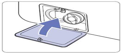 세탁기 문이 안열리는 증상에 대한  잔수 제거 호스의 마개를 닫아  홈에 맞추어 끼운 후 전면 뚜껑을  닫는 이미지