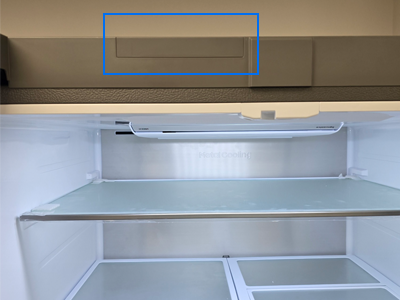 냉장고 상단에 펠티어 모듈 장착 위치부에 먼지 필터가 있습니다. 냉장실 도어를 열고 상단 먼지 필터를 확인하세요