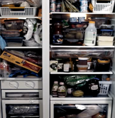 냉장고에 식품이 꽉찬 화면