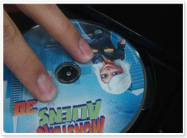 트레이에 cd 디스크를 넣고 손으로 누르는 모습
