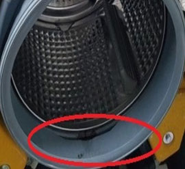 도어 전면으로 누수되는 이미지