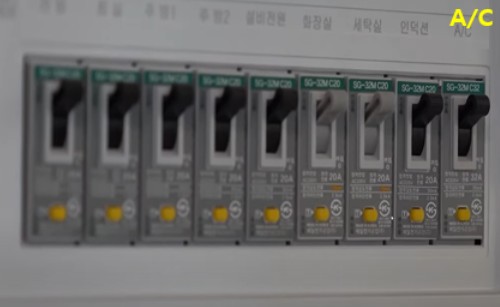 에어컨 전용 차단기를 확인하는 이미지