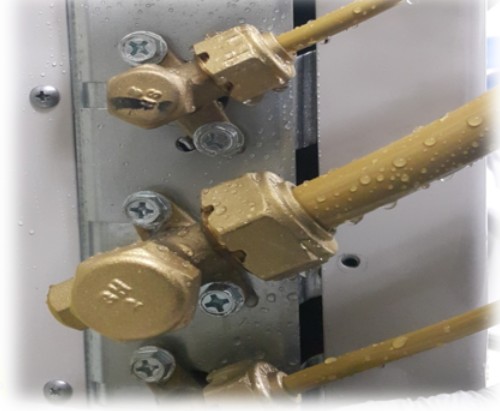 실외기 배관 채결 부위에서 이슬이 맺혀 떨어지는 이미지