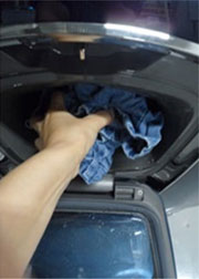 애드 도어에 세탁물을 넣는 이미지