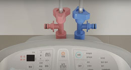 분리한 급수호스를 T자 연결구 상단에 체결하는 이미지