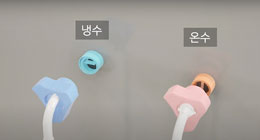 사용하던 세탁기에서 급수호스를 분리하는 이미지