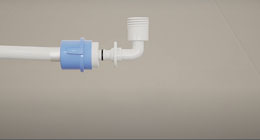 커플러와 분리한 급수호스 끝부분을 엘보우 한쪽으로 연결하는 이미지