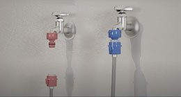 급수호스 커플러를 분리하는 이미지