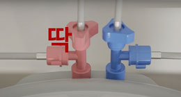 분리한 온수 급수호스를 T자형 연결구 중간에 체결하는 이미지