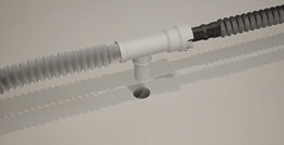 T자형 연결기를 배수구에 연결하기 전의 이미지