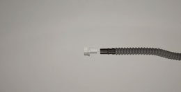 드럼 세탁기 배수호스와 커넥터를 연결하기 전의 이미지