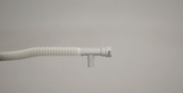 아가사랑 세탁기 배수호스와 T자형 연결기를 연결하는 이미지