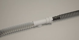 T자형 연결기를 배수구에 연결한 이미지