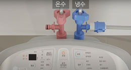 분리한 냉수 급수호스를 T자형 연결구 중간에 체결하는 이미지