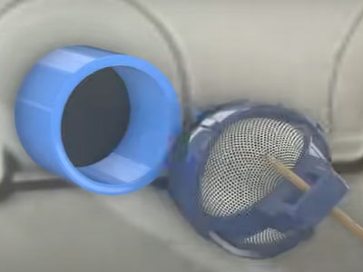 급수 거름망 필터를 분리하는 이미지