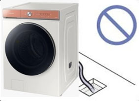 배수호스 끝이 물에 잠긴 이미지