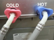 세탁기 급수밸브 연결부위 왼뽁 온수호스 오른쪽 냉수호스연결된 이미지