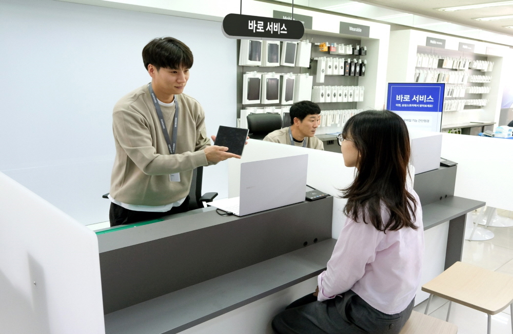 삼성스토어 상도점에서 삼성전자서비스 엔지니어가 '바로 서비스'를 제공하는 모습
