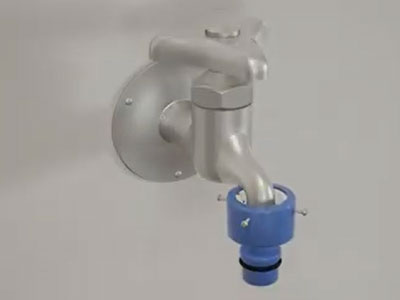 수도꼭지에 커플러를 밀어서 올리는 이미지