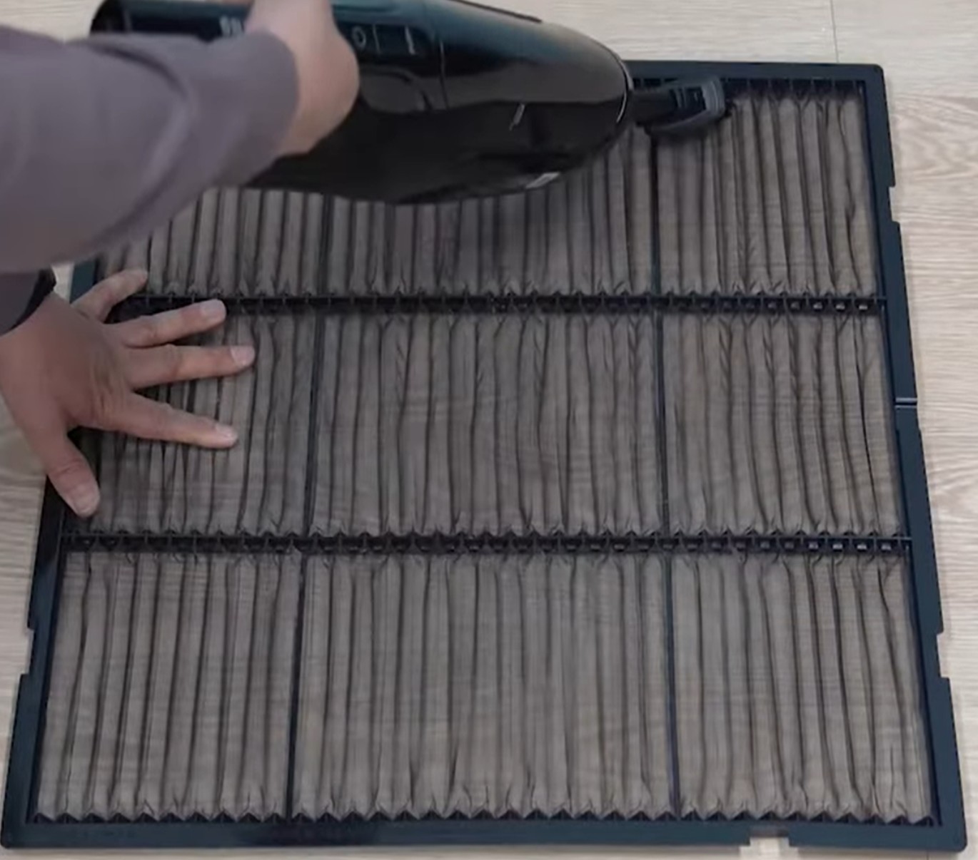 진공청소기 이용 먼지거름필터 청소 하기