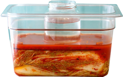 누름이로 김치를 보관한 상태