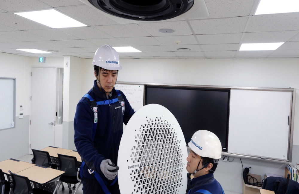 삼성전자서비스 엔지니어가 수능 고사장에서 삼성전자 시스템에어컨 사전 점검을 진행하는 모습