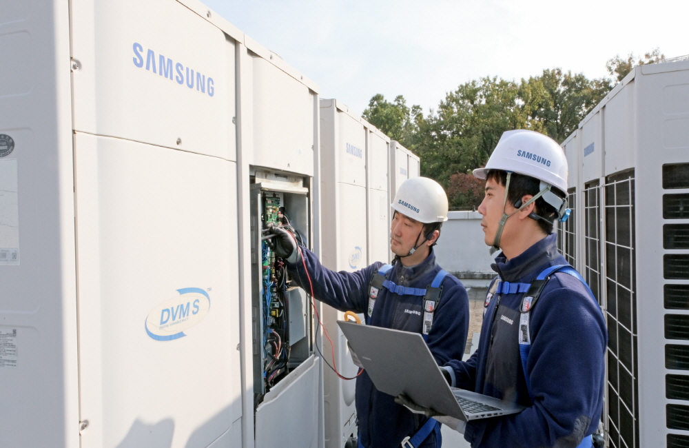 삼성전자서비스 엔지니어가 수능 고사장에서 삼성전자 시스템에어컨 실외기 사전 점검을 진행하고 있다
