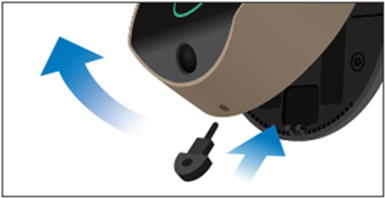 얇은 막대기가 있는 공구를 도어캠 하단 구멍에 넣고    밀면서 기기를 위로 올려서 분리해주세요.    도어캠을 브라켓에서 탈거 과정에서 떨어뜨리지 않도록 도어캠 본체를 꼭 잡아주세요