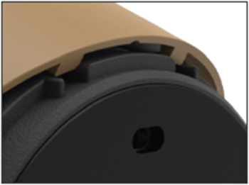 도어캠 후면 상단의 고리부분을 브라켓에 걸어주세요.  상단 고리를 걸지 않고 설치시 브라켓이 손상될 수 있습니다