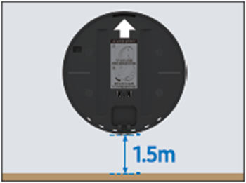 브라켓에 표시된 화살표를 상단으로 향하도록 해서 지면에서 약 1.5m 높이에 부착해주세요.