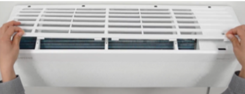 벽걸이 에어컨 위쪽에 있는 먼지거름필터 양쪽을 잡고 위로 올려 분리하기 