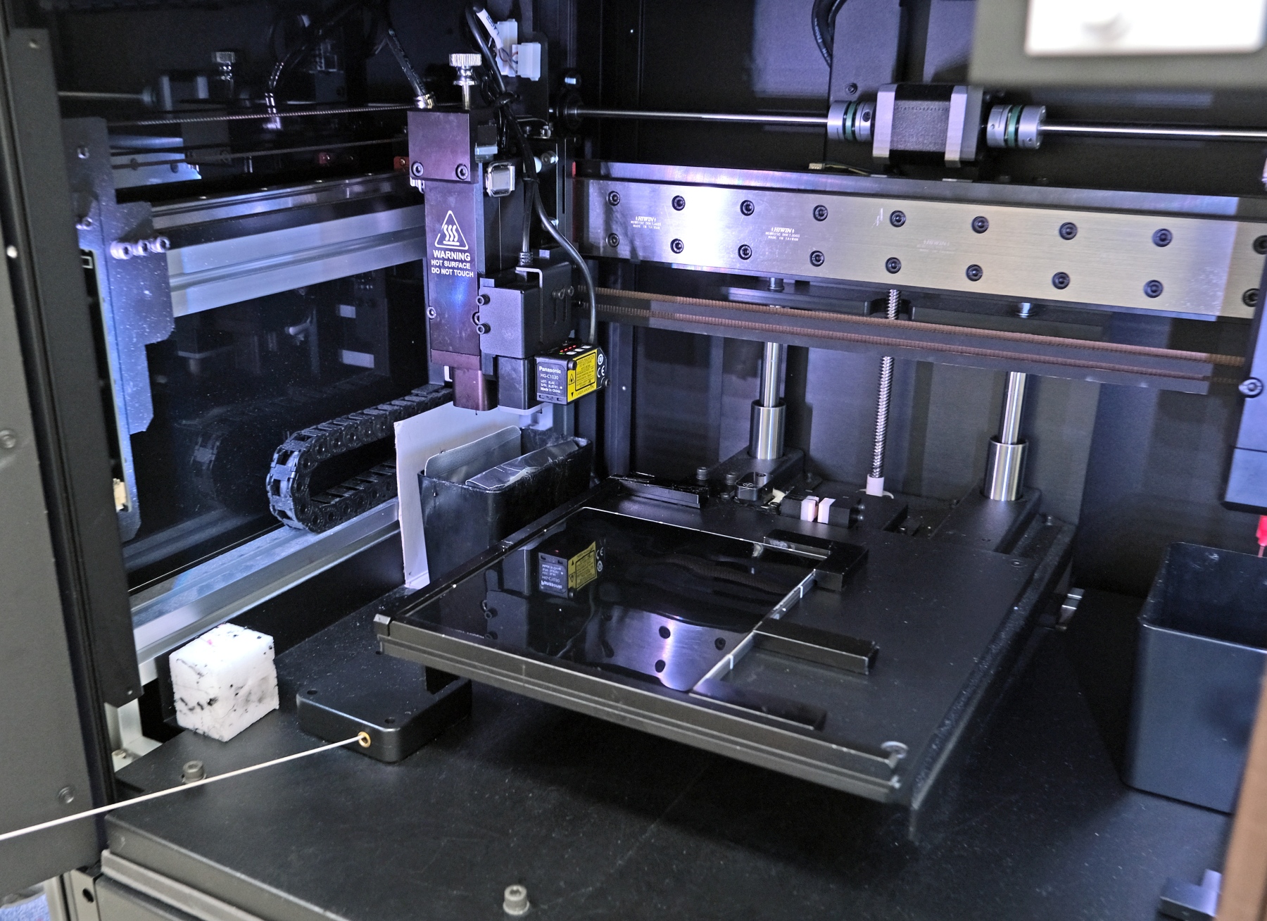 전문 장비를 활용해 디스플레이 단품 수리를 진행하는 모습