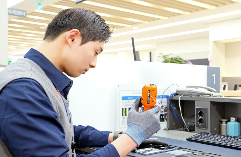 삼성전자서비스 엔지니어가 스마트폰 디스플레이 단품 수리를 진행하는 모습