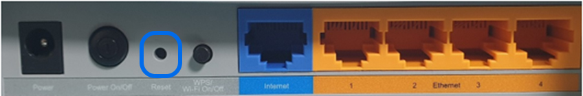 공유기 뒷면에 Reset 홀이 있는 경우 볼펜 등을 이용하여 약 5초간 꾹 눌렀다 떼어 공유기 리셋을 시도하세요