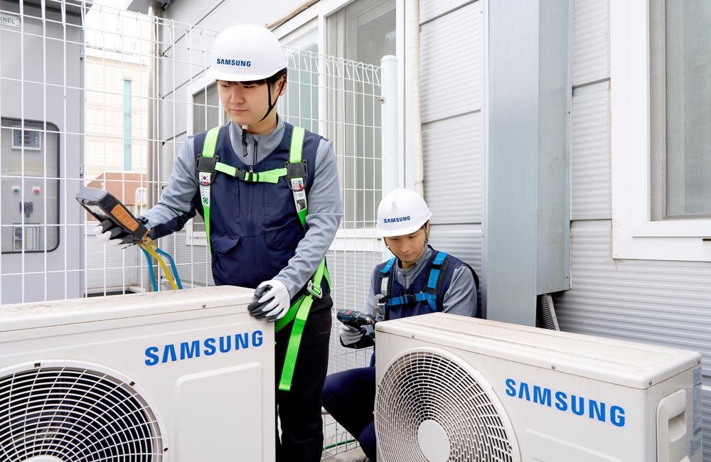 삼성전자서비스 엔지니어가 에어컨 사전점검 서비스를 진행하는 모습