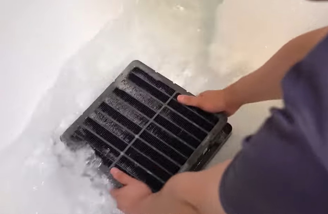 워셔블 집진필터의 집진부는 중성세제를 탄 미지근한 물에 30분 정도 담근 후 위아래로 흔들어서 세척하고 흐르는 물에 깨끗하게 헹궈주세요.