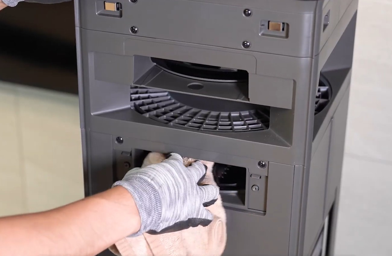 부드러운 헝겊을 미지근한 물에 적셔 꼭 짠 후 공기청정기 내부 세척