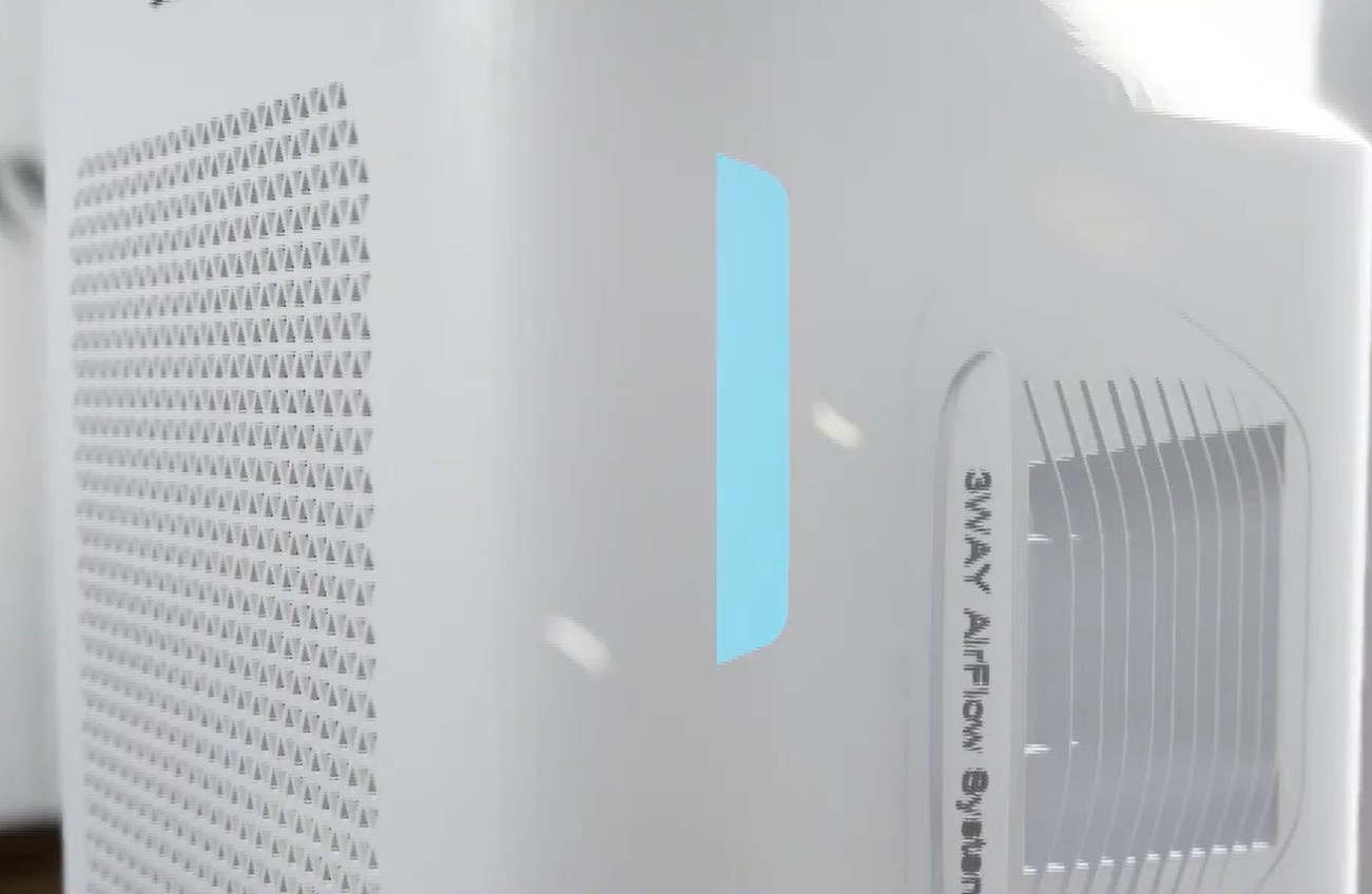 제품의 양옆의 홈을 잡고 당겨서 전면의 커버를 분리