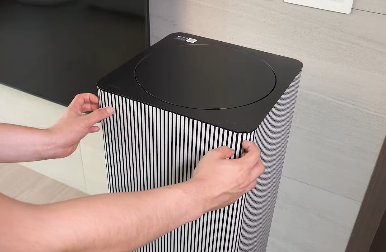 패널은 제품의 상단 모서리 양 끝을 잡고 몸 쪽으로 당겨 위쪽으로 들어 분리해 주세요.